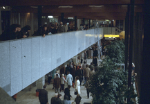 803728 Gezicht in de Radboudtraverse van het kantoor- en winkelcentrum Hoog Catharijne te Utrecht, met winkelend publiek.